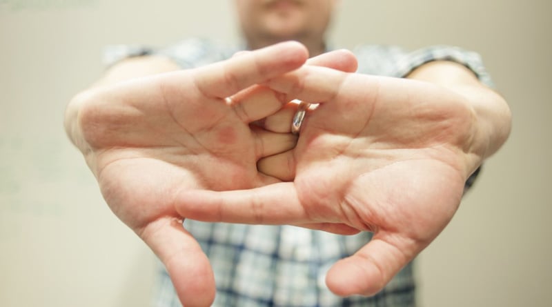Knuckle Cracking Causes No Harm To The Body, Research Said