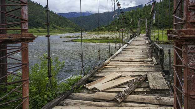 arunachal-sangti-arunachal-pradesh-india-aging-suspension-bridge-over-the-river-sangti-near-sangti-village-in-western-arunachal-pradesh-north-east-india