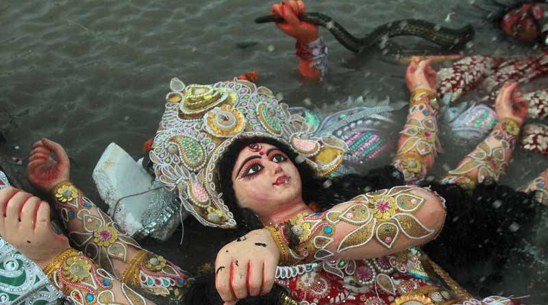 প্রতিমা নিরঞ্জনের কিছু মুহূর্ত৷ ছবি: অরিজিৎ সাহা৷