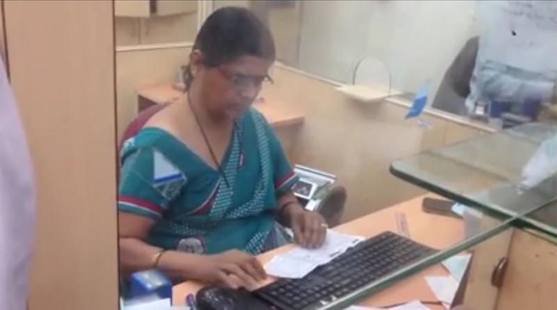 woman-cashier_web