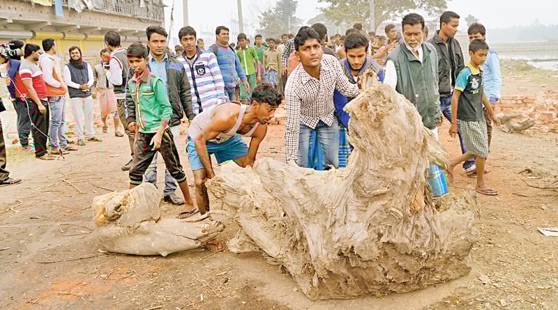 Public lifts road blockade in Bhangar