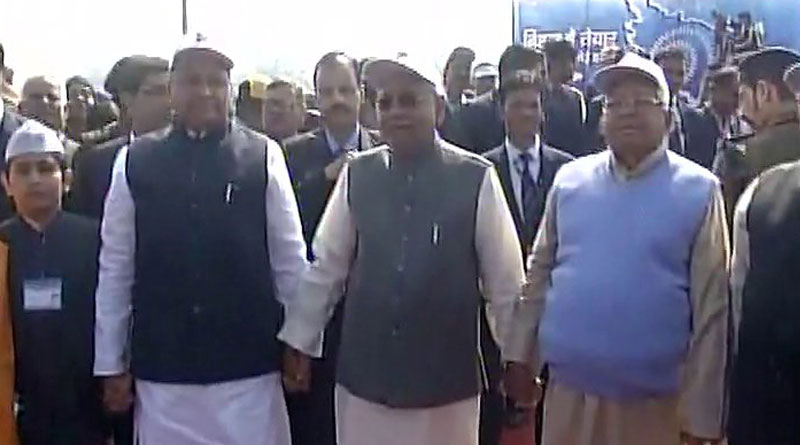 CM Nitish Kumar and Lalu Prasad Yadav take part in human chain event