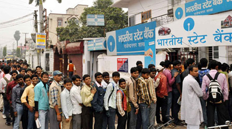Customers will get 1 lakh rupees  as gift for updating passbook, people throngs at bank