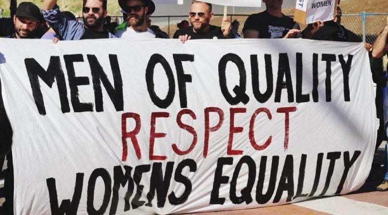Iceland makes it offence to pay men more than women