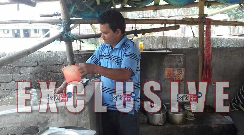 Honest tea seller in Udlabari sets example in the age of corruption