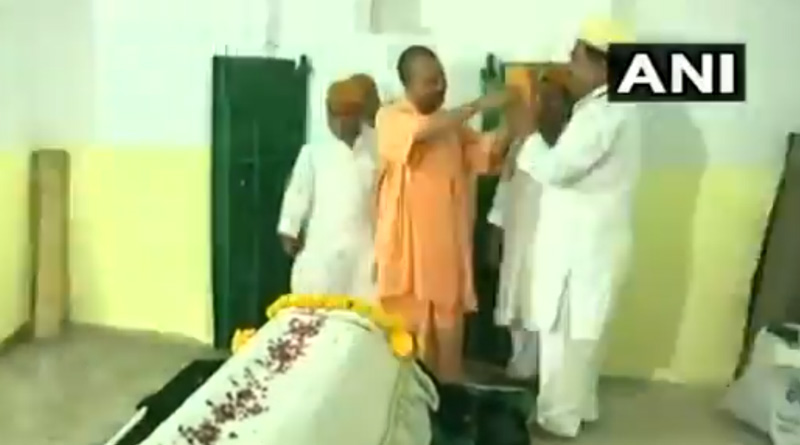UP CM Yogi Adityanath refuses to wear Karakul cap in Mazar 