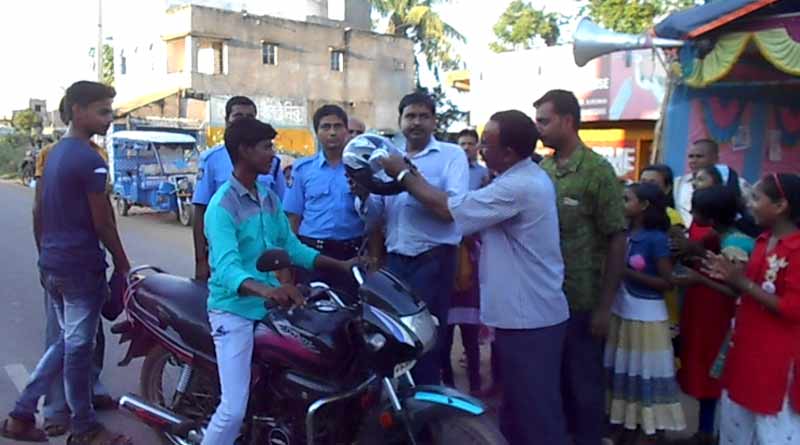 Man inaugurates shop, gifts customers helmet