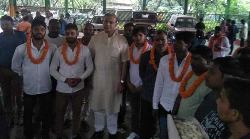 Union minister Jayant Sharma ‘honours’ lynching accused
