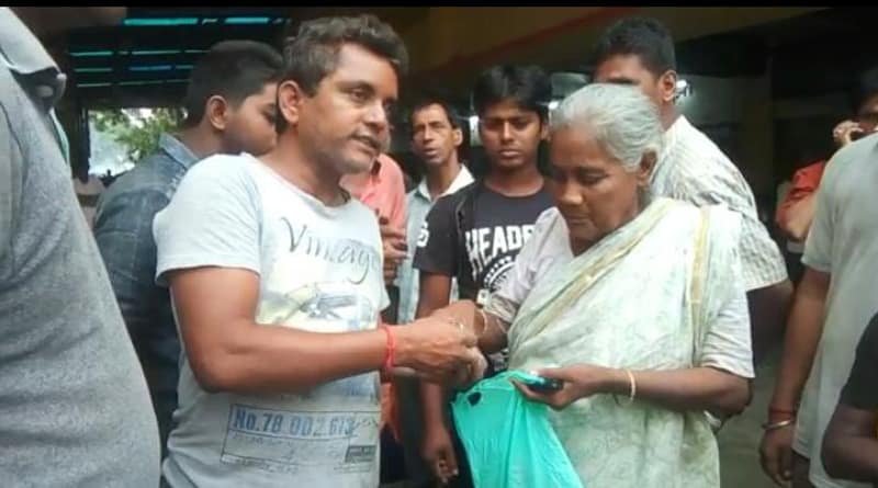 Burdwan: Two youth  returns bag with cash to an elderly woman