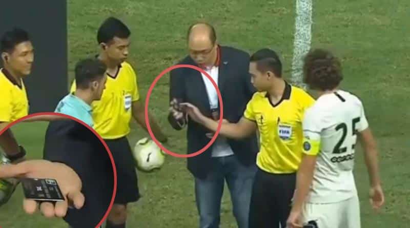 Referee uses credit card instead of coin for toss before Arsenal vs PSG clash