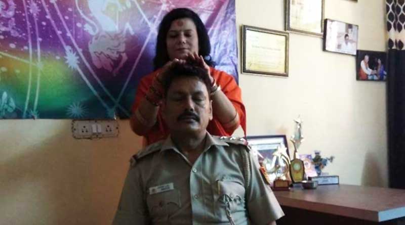 Delhi cop seeks godwoman’s blessings, gets transfer