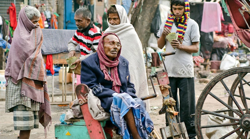 Elderly beggar attacked by another beggar for just 10 rupees in Kalighat 