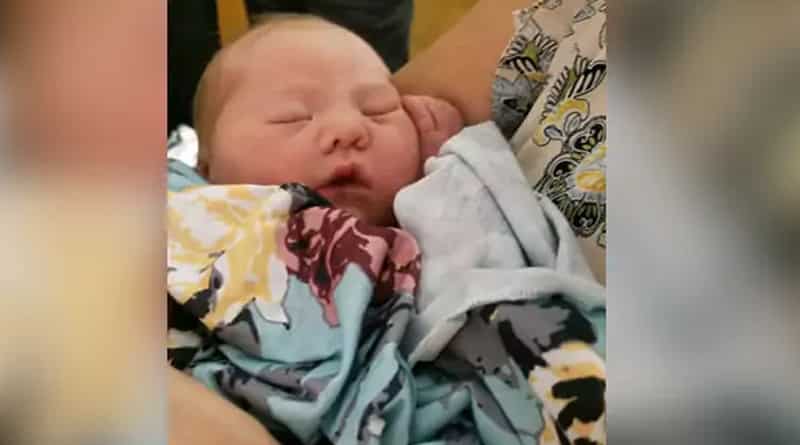 Woman gives birth in US eatery, baby to get food free for lifetime