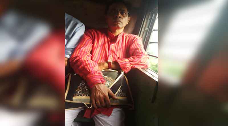 Man flashes at lady commuter on-board train in Asansol