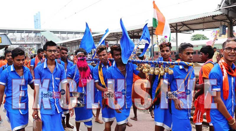 The blue-white dress of the Shiva devotees in Bardhaman