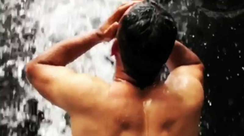 Watch: MS Dhoni enjoys free head massage  