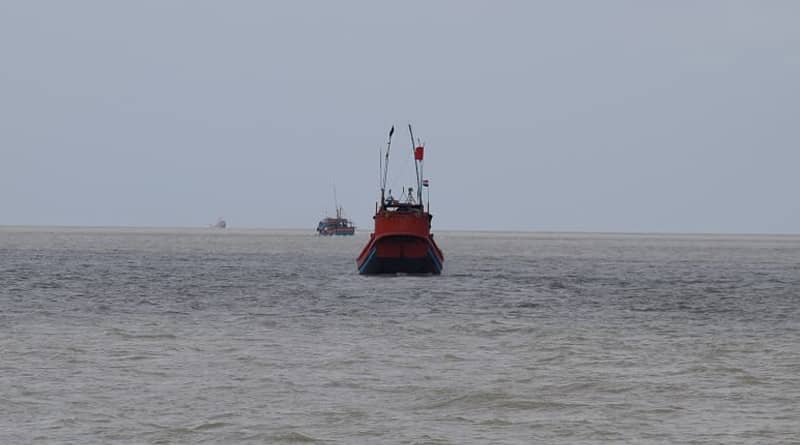 Fishing trawler drowned in bay of Bengal, 18 missing | Sangbad Pratidin
