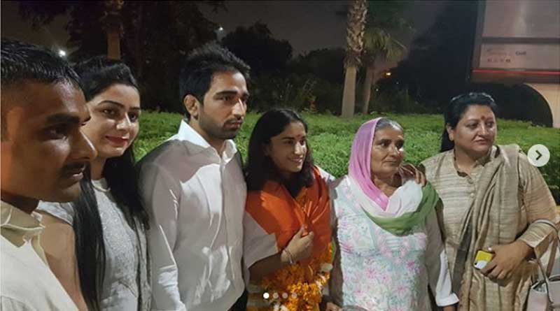 Asian Games 2018: Gold medalist Vinesh Phogat gets engaged at airport