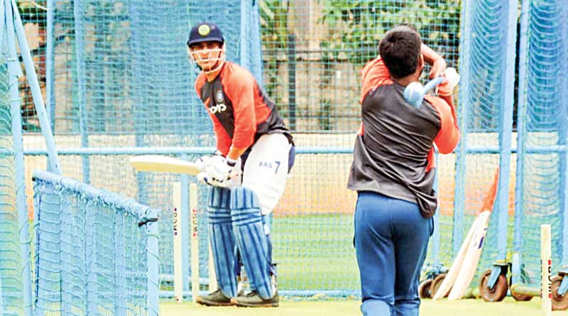 Asia Cup 2018: MS Dhoni, Shoaib Malik shake hands during practice
