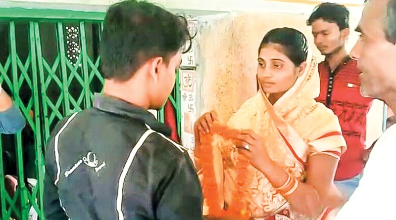 Asansol: Man marries off his wife with her lover