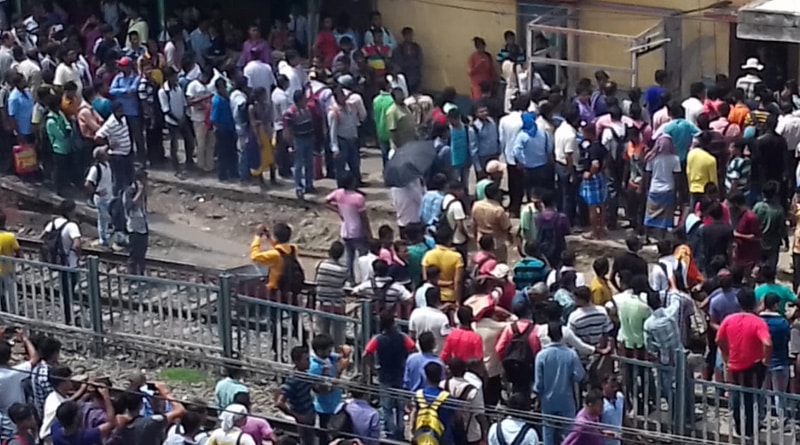Passengers stage blockade at Sodepur rail station