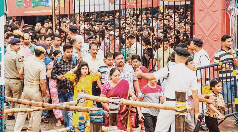 Cops keep strict vigil s revellers throng Pandals