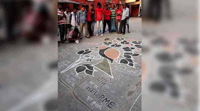 This artist fights life with brush and easel on train stations