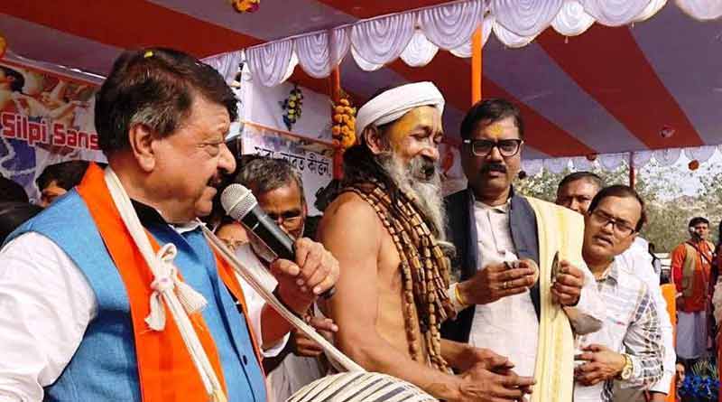 Kailash Vijayvargiya sings with folk singers