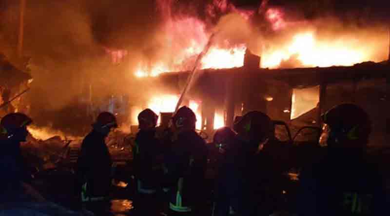 Massive fire broke out in kolkata's kashipore road area.
