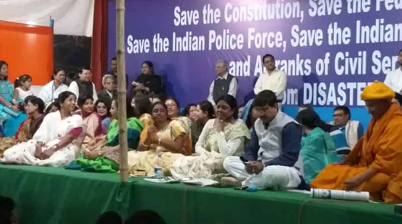Mamata Banerjee gives award to police officer
