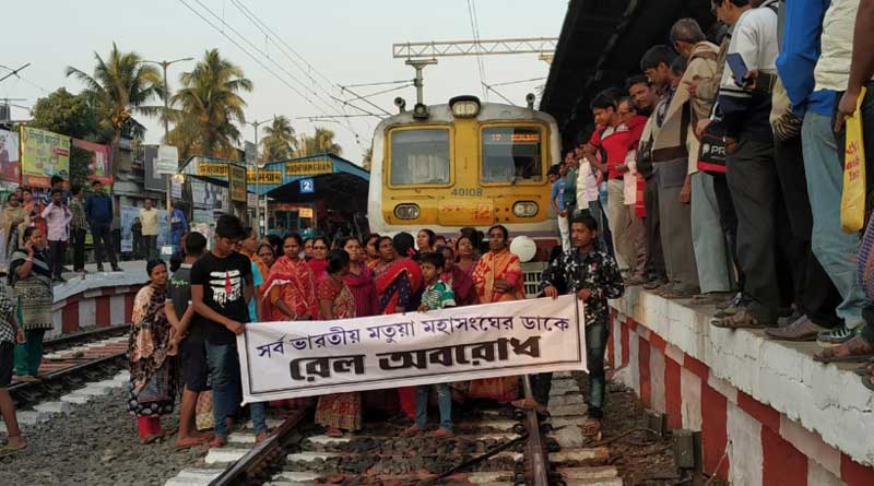 Rail blockade in Sealda main,Bongaon section