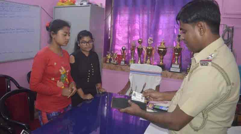 Girls return moneybag to police
