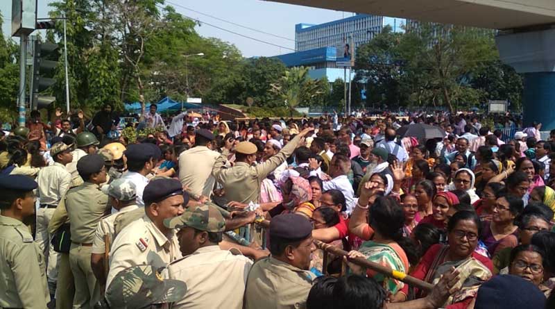 Para teachers clash with police at Salt Lake