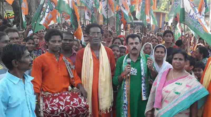 Folk singers sing for Abhishek Bannerjee's campaign in Budgebudge