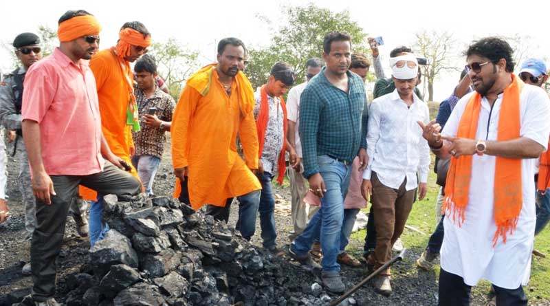 Babul Supriyo makes suprprise visti to illegal coal mine during campaigning