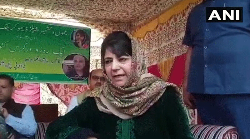 Mehbooba Mufti's Convoy Attacked With Stones In Kashmir's Anantnag.