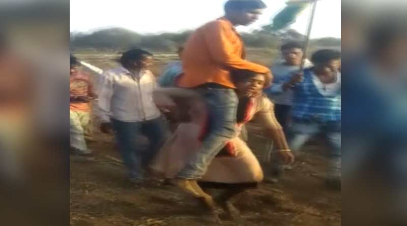 Madhya Pradesh: woman forced to carry husband on shoulder