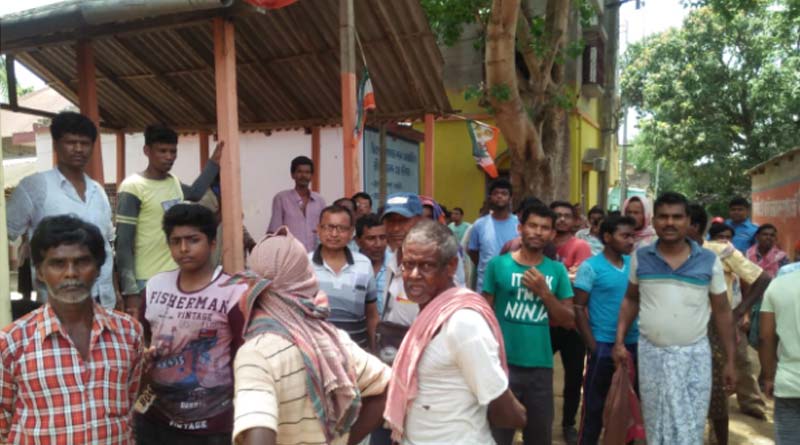 mob protesting alleged death of man in East burdwan's bhatar area.