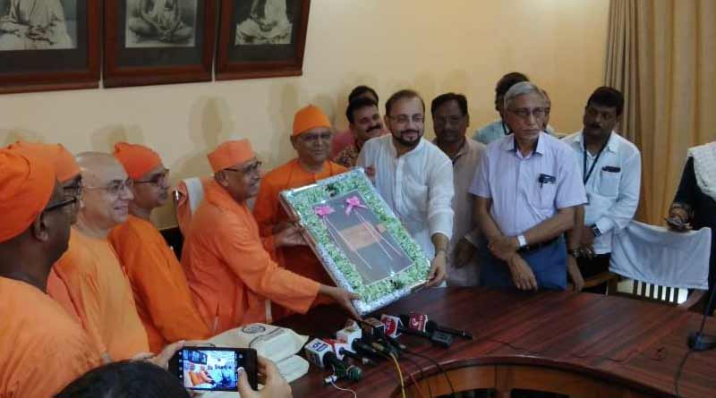 KMC Hands over Ramakrishna's death cirtificate to Belur Math