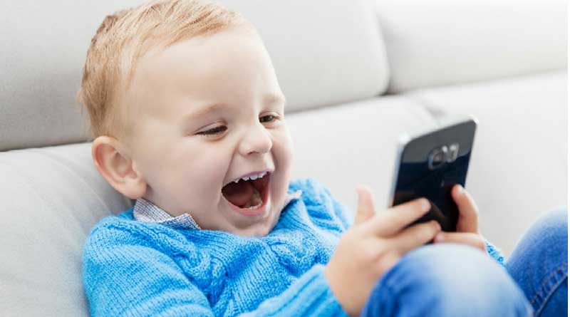 4 year old child loses her eyesight due to addiction with smartphone