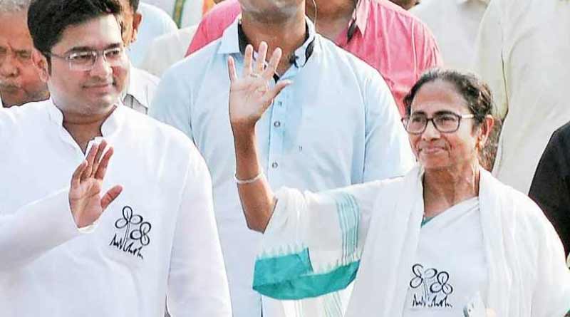 Poll battle: Trinamool Congress to induct 3 lakh employees