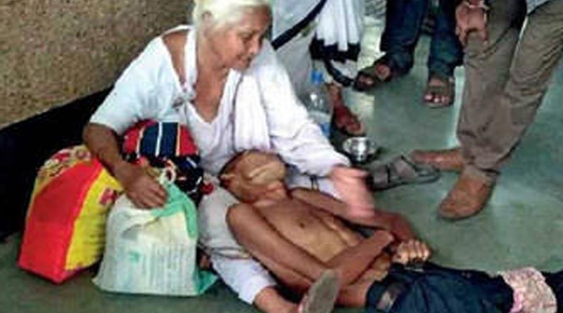 elderly woman carrying her son's body in sealdah station