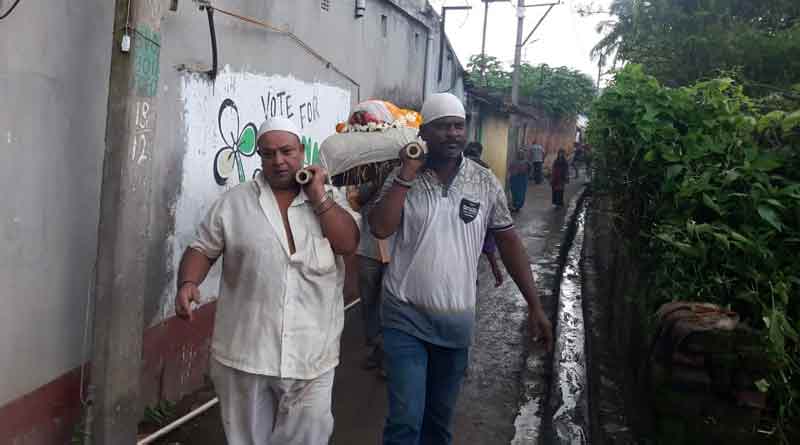 A muslim man cremates his hindu friend's body in Asansol