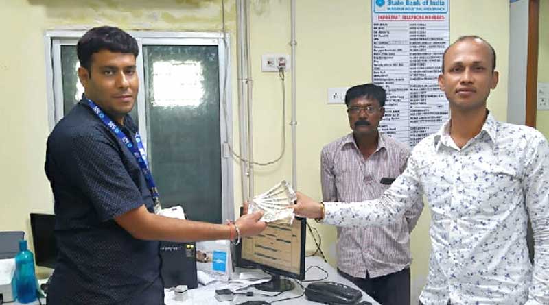 Honest youth returns money to the bank in Durgapur