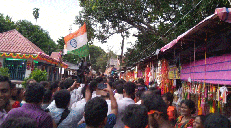 Locals chants Jay Shree Ram in front of Minister at Kachua