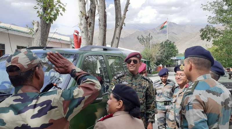 Dhoni was seen spending time with the jawans at Army hospital