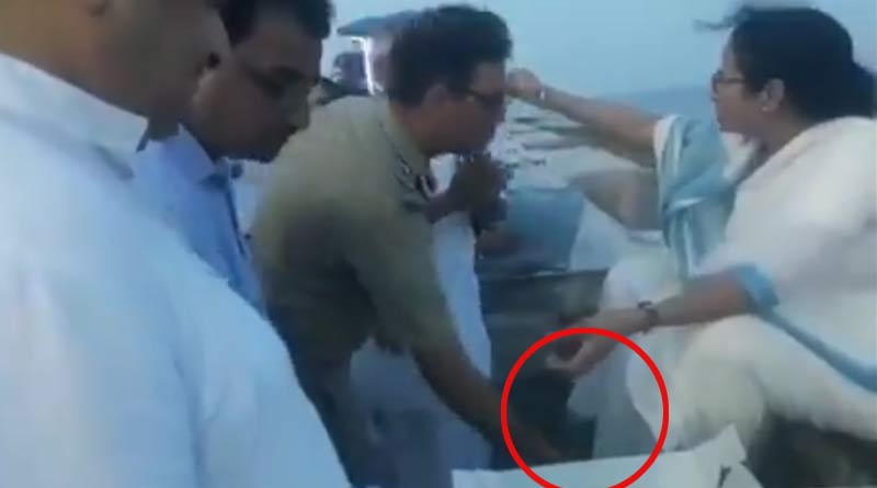 On-duty police officer touchs Mamata Banerjee's feet