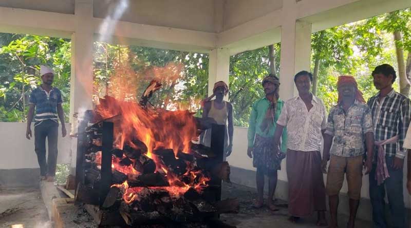 Muslim neighbors help to burn the body of a hindu at Galshi