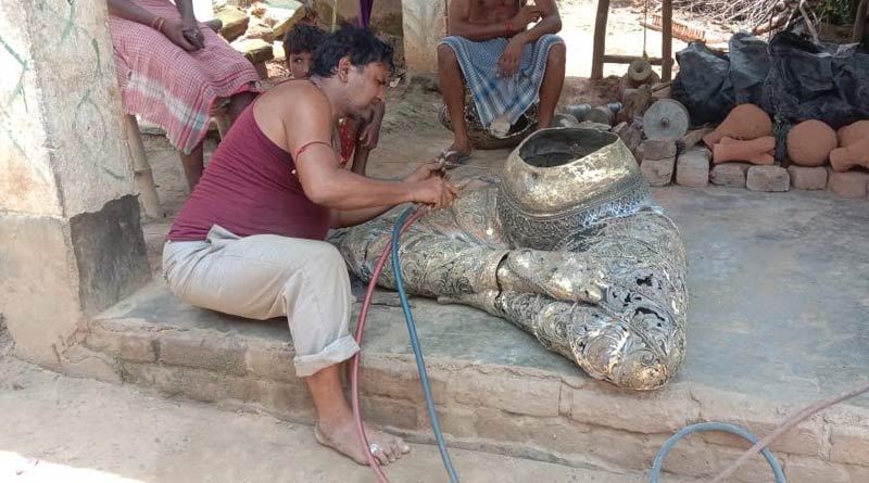 Artisans 10 feet 'Dokra durga' will be showcased in Beleghata's Pandal