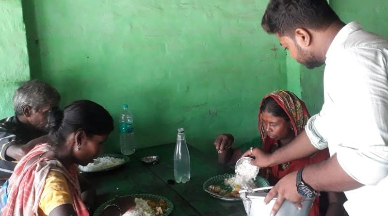 Some youths feeds street dwellers in Burdwan's samudragarh area